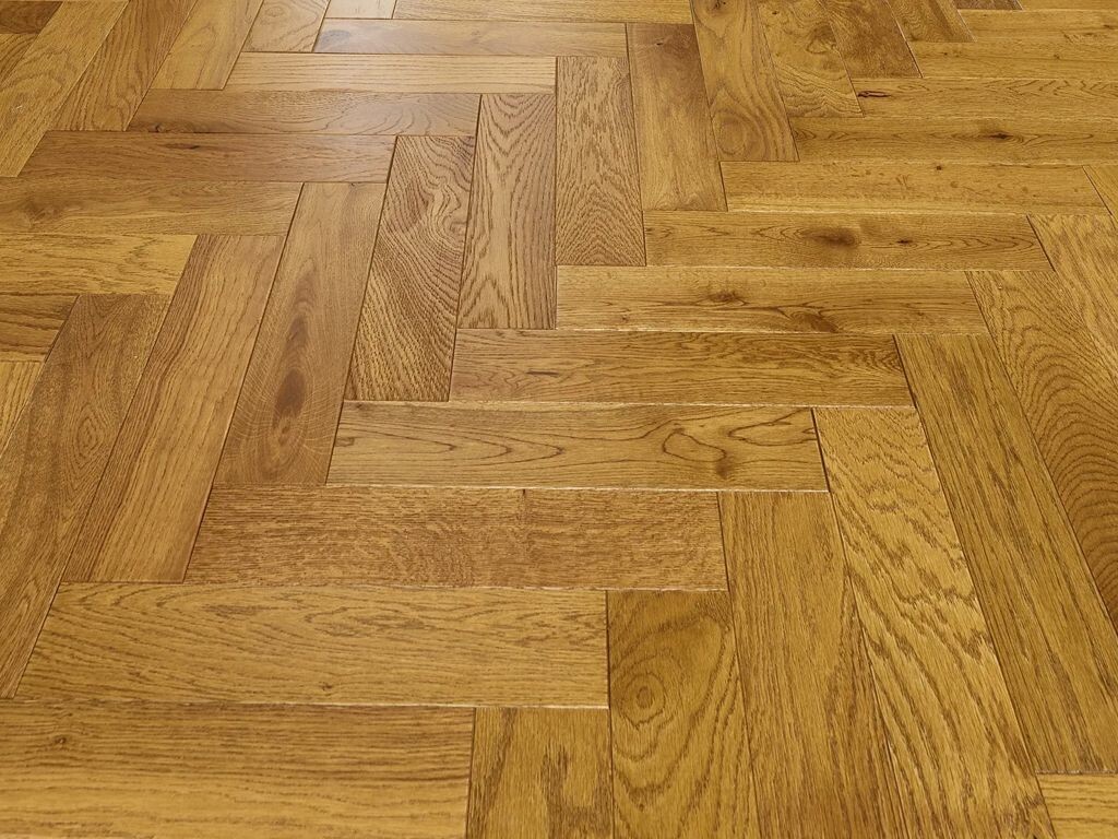 Evolve Herringbone Engineered Oak Parquet Flooring, Light Golden, Brushed & Lacquered, 90x4x400 mm