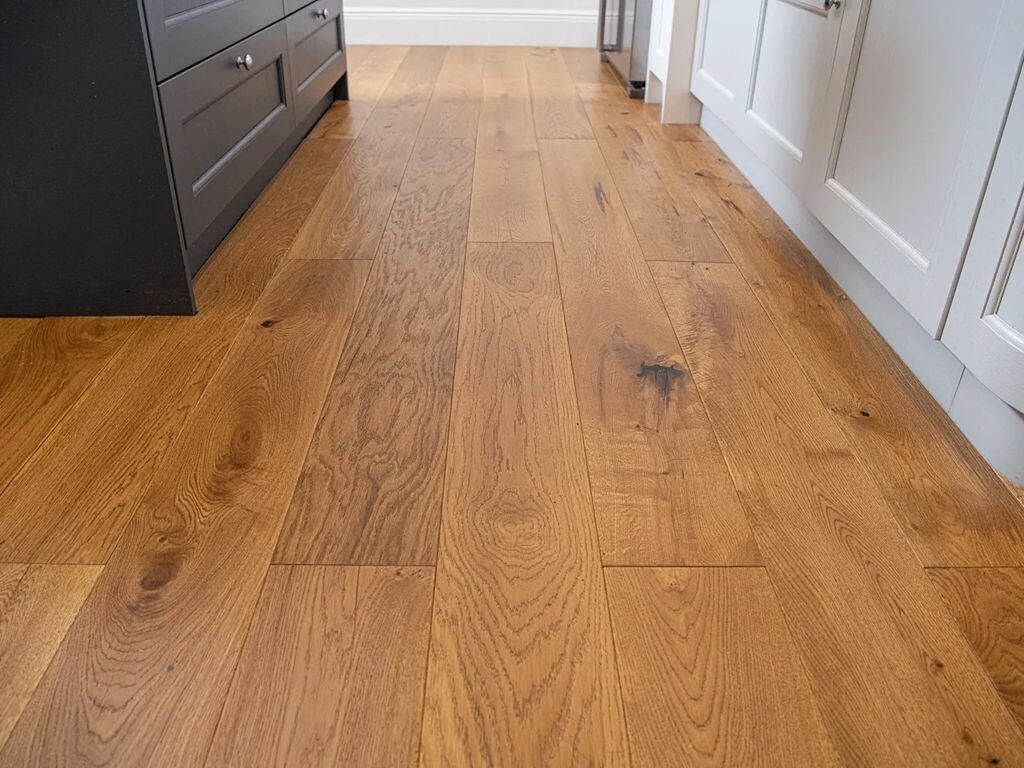 Evolve Engineered Oak Flooring, Handscraped, Golden Lacquered, 190x4x15 mm